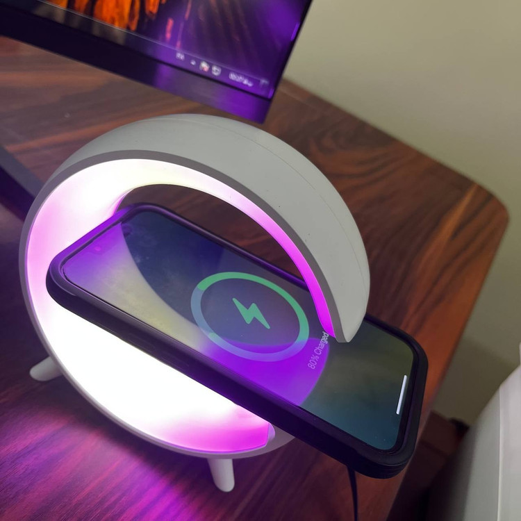 ساعت دیجیتالی هوشمند طرح G | اسپیکر بلوتوثی، شارژر وایرلس و چراغ خواب RGB هفت رنگ