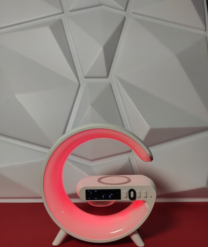 ساعت دیجیتالی هوشمند طرح G | اسپیکر بلوتوثی، شارژر وایرلس و چراغ خواب RGB هفت رنگ