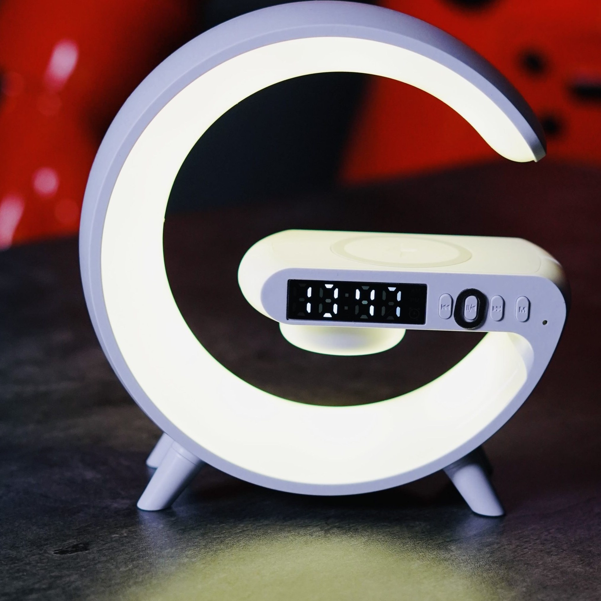 ساعت دیجیتالی هوشمند طرح G | اسپیکر بلوتوثی، شارژر وایرلس و چراغ خواب RGB هفت رنگ